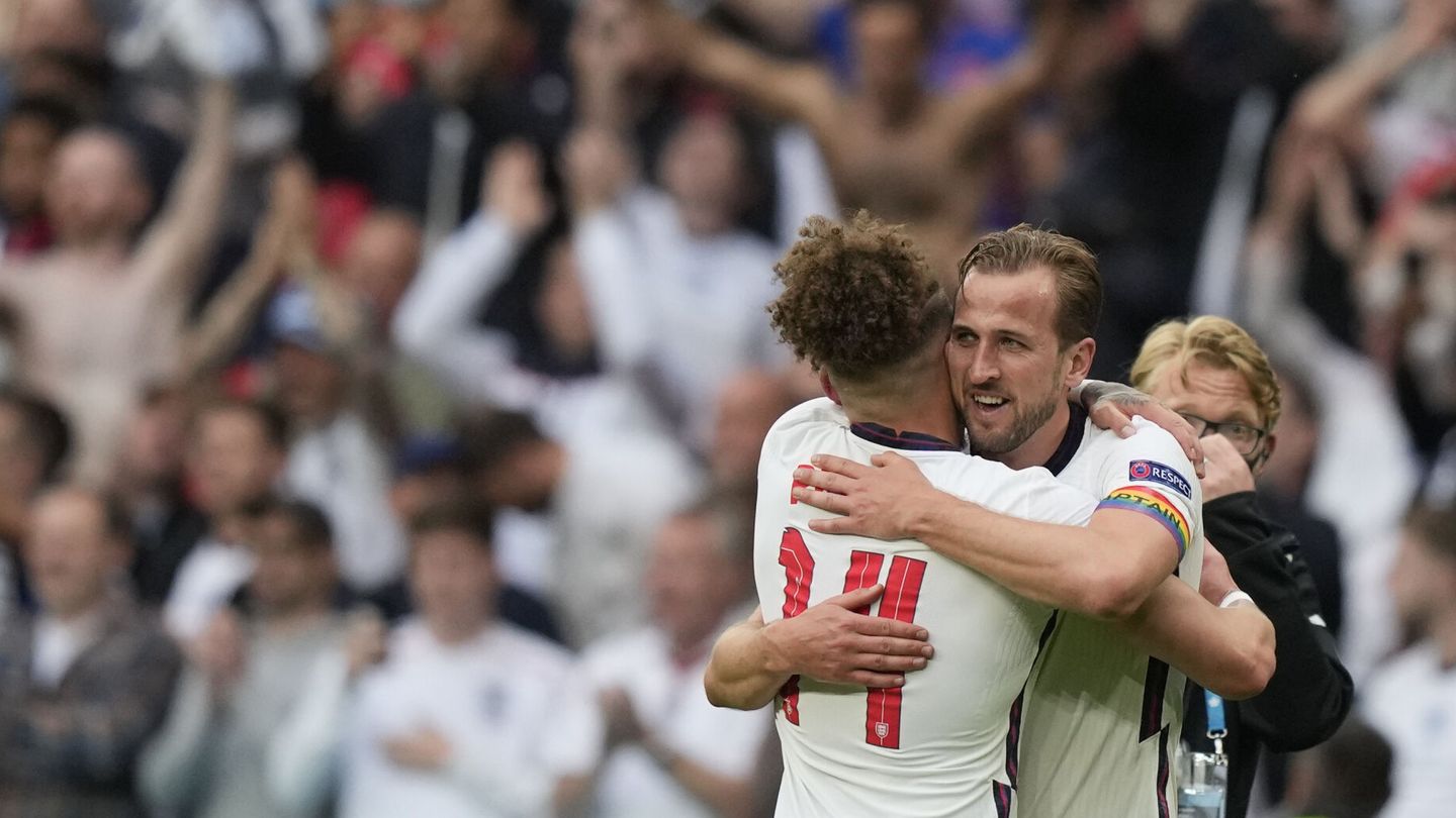 Phillips y Kane se abrazan tras el triunfo. (Reuters)