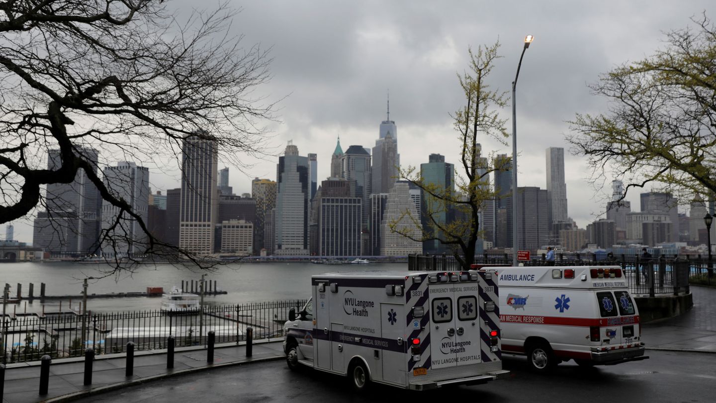 Ambulancias frente a Manhattan, Nueva York. (Reuters)