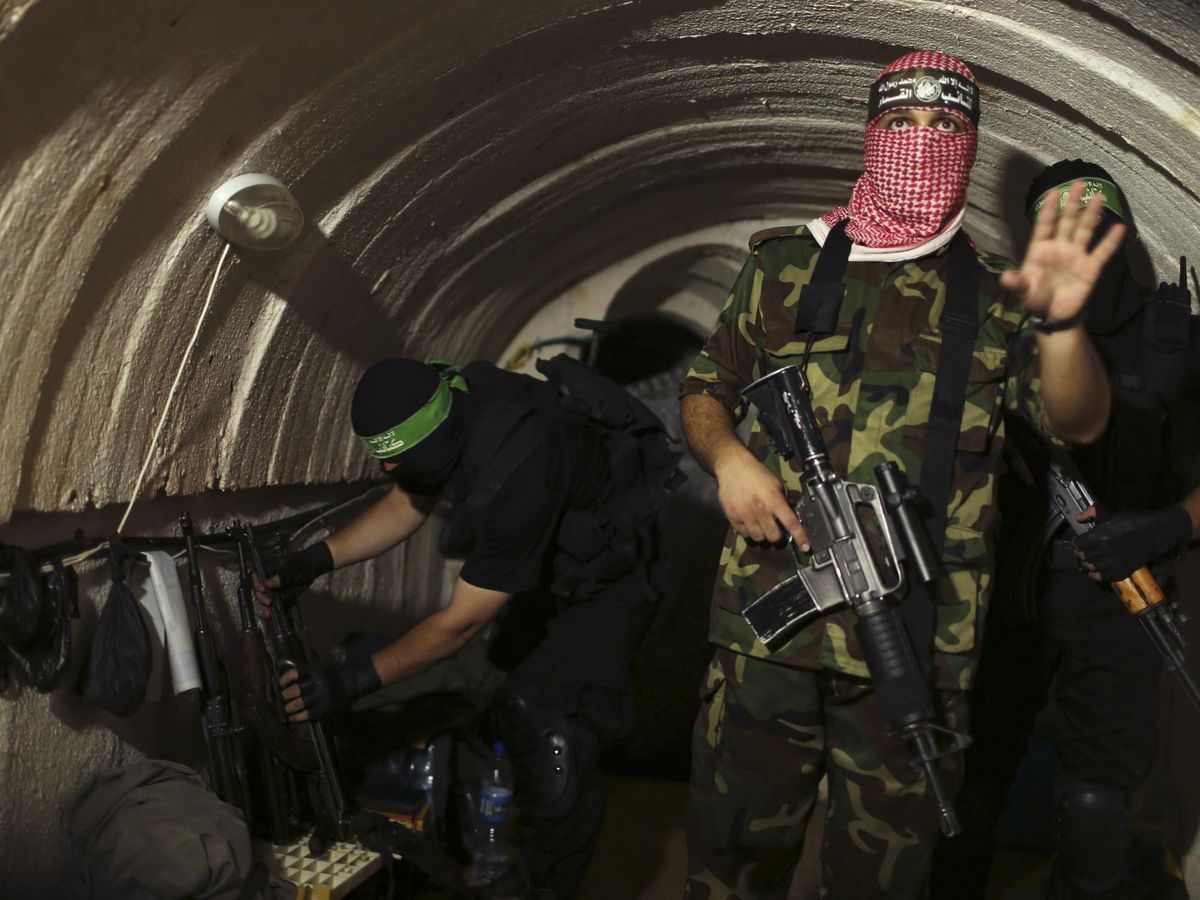 Foto: Un combatiente palestino de las Brigadas Izz el-Deen al-Qassam, brazo armado del movimiento Hamás, gesticula en el interior de un túnel subterráneo en Gaza. (Reuters/Mohammed Salem)