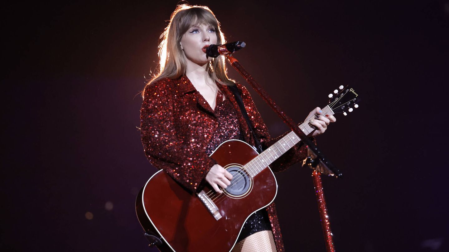 Taylor Swift, con la estética de 'Red' en la gira The Eras Tour. (Getty/Kevin Winter)