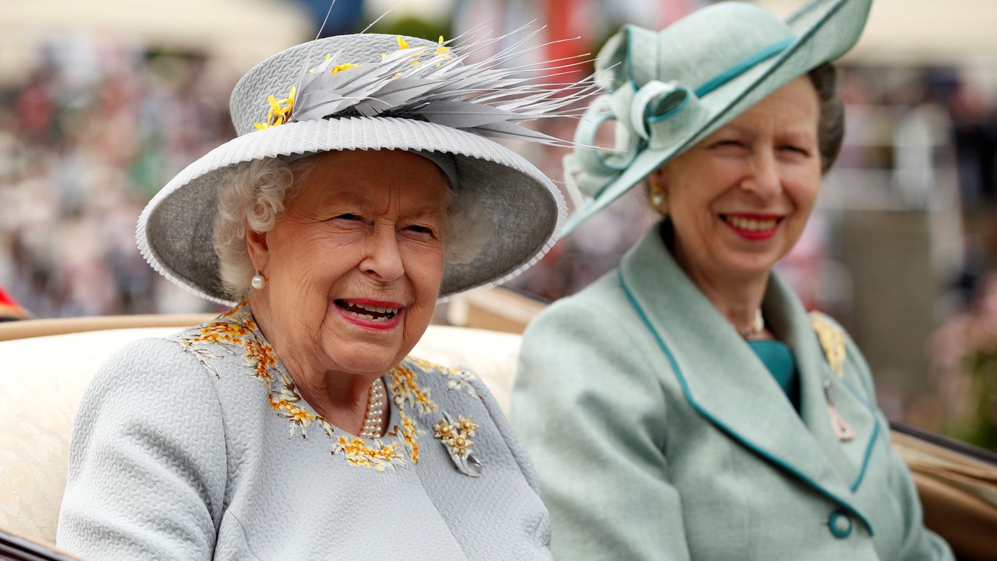 La Reina Isabel y la Princesa Anne, en una foto del pasado verano. (Reuters)