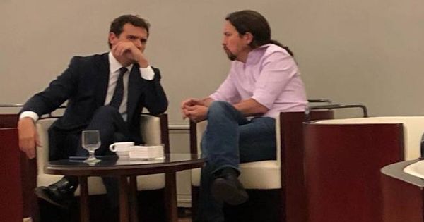 Foto: La imagen de Albert Rivera y Pablo Iglesias en la cafetería de diputados del Congreso difundida por dirigente del PSOE.