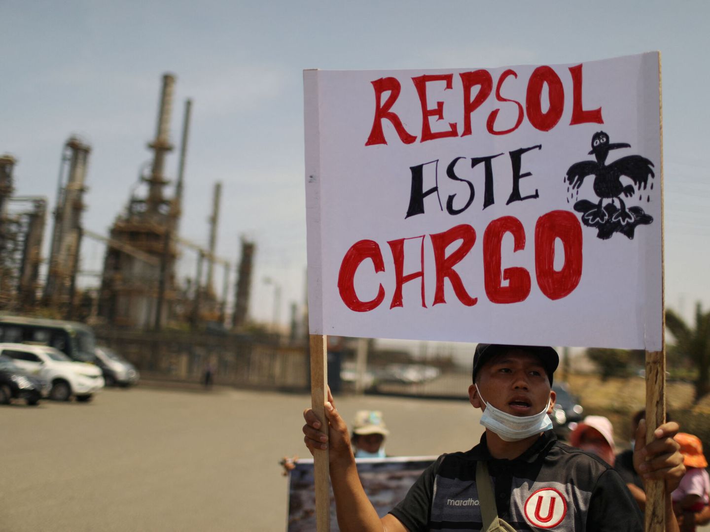 Una protesta frente a la refinería de Repsol en La Pampilla. (Reuters/Pilar Olivares)