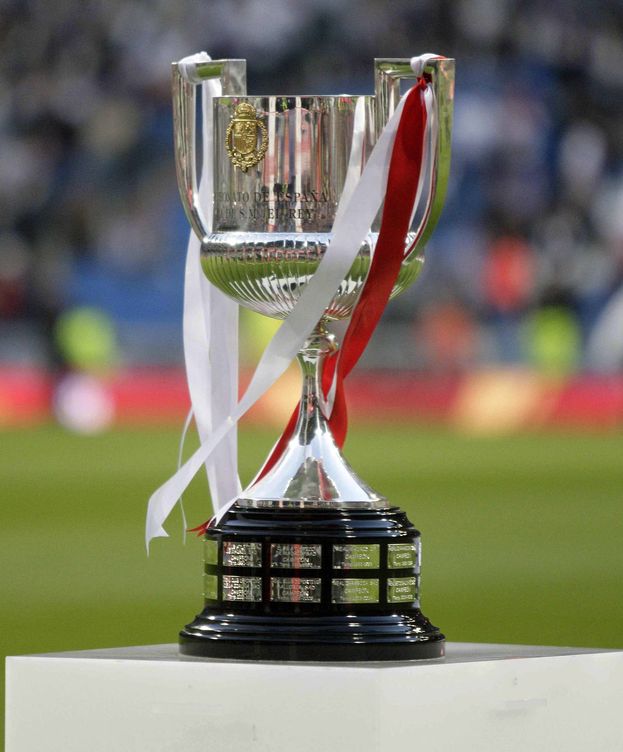 Foto: Vista del trofeo expuesto antes de una final entre Real Madrid y Atlético. (EFE)