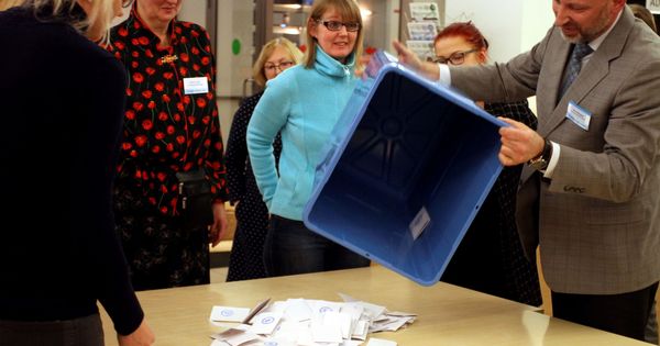 Foto: Recuento de votos en las recientes elecciones parlamentarias de Estonia. (Reuters)