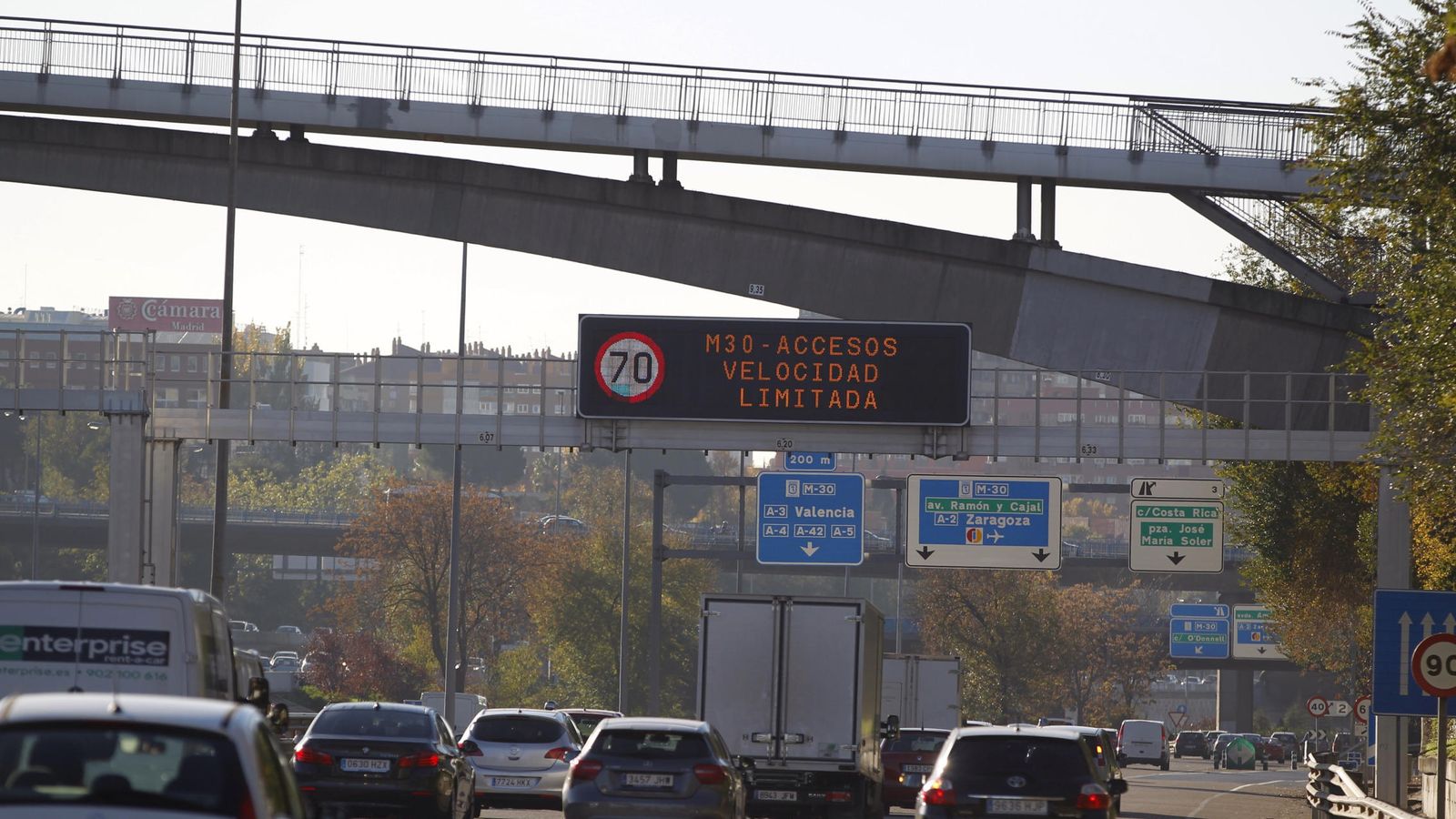 Foto: Segundo día de restricciones de tráfico en la ciudad de Madrid como respuesta a la alta contaminación. (EFE)