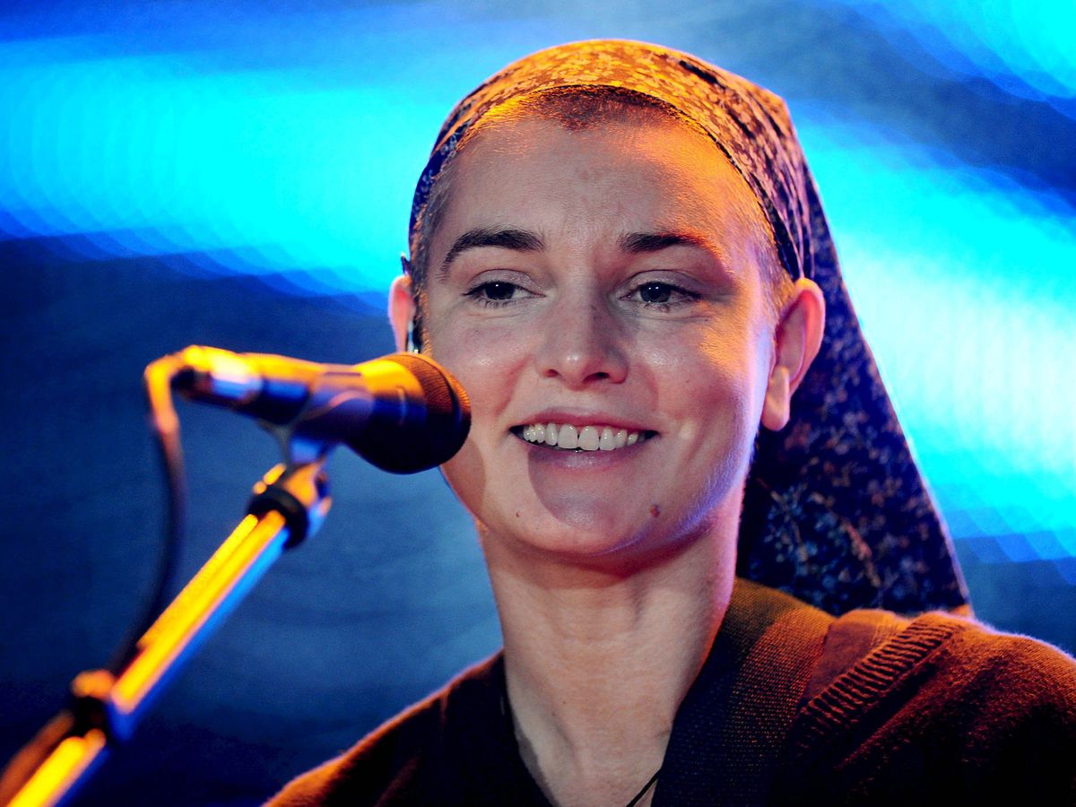 Foto: La cantante y compositora irlandesa Sinéad O'Connor, durante un concierto en Varsovia. (EFE/Jacek Turczyk)