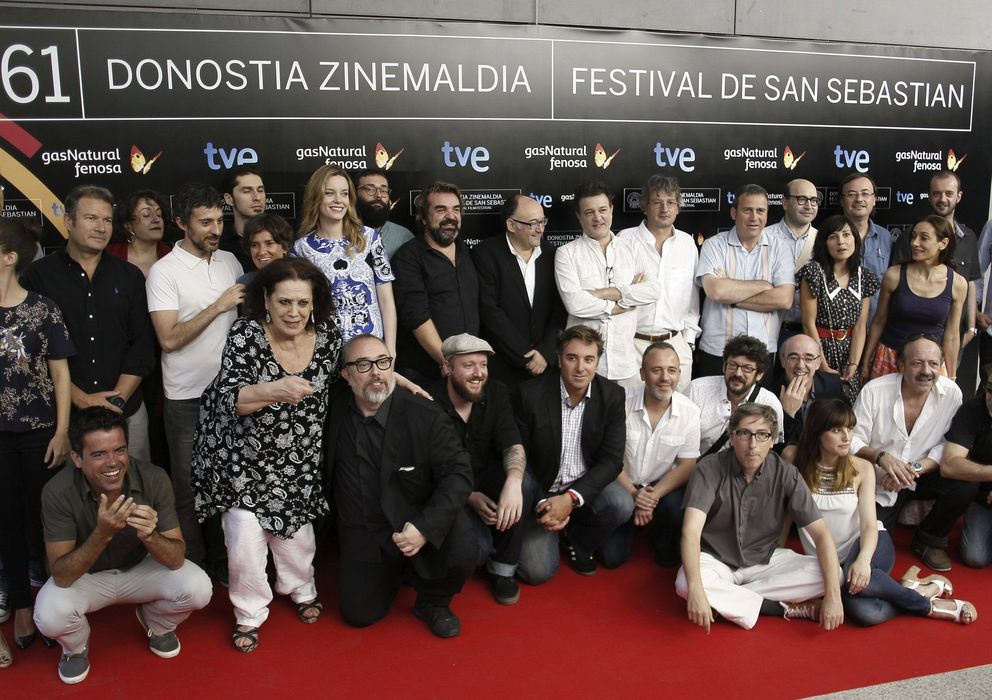 Foto: José Luis Rebordinos posa con actores y directores en la presentación del cine español en el Festival de San Sebastián. (EFE)