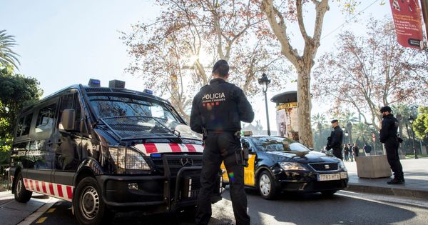 Foto: Dispositivo de seguridad desplegado en Barcelona tras al detención del militar francés. (EFE)