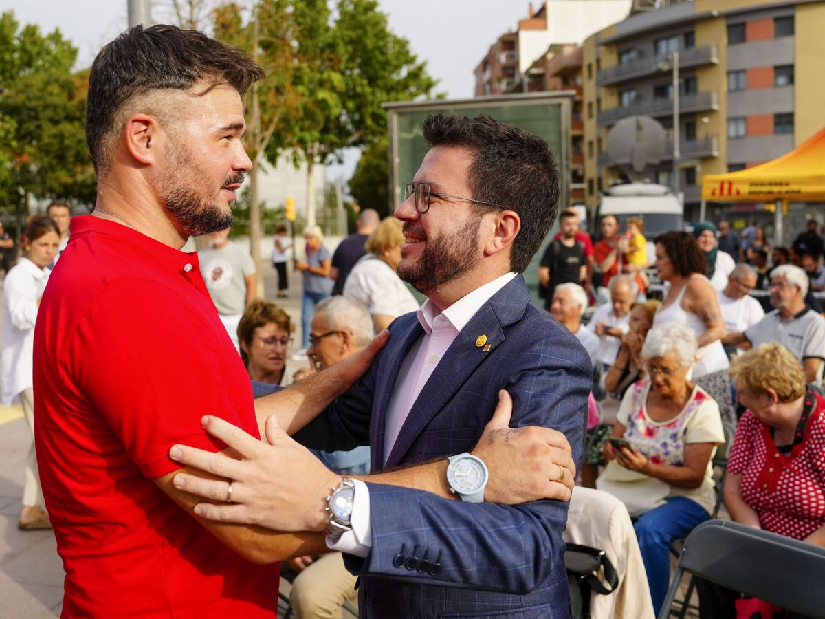 Foto: Gabriel Rufián abraza a Pere Aragonès en un acto electoral de ERC en Barcelona. (EFE/Enric Fontcuberta