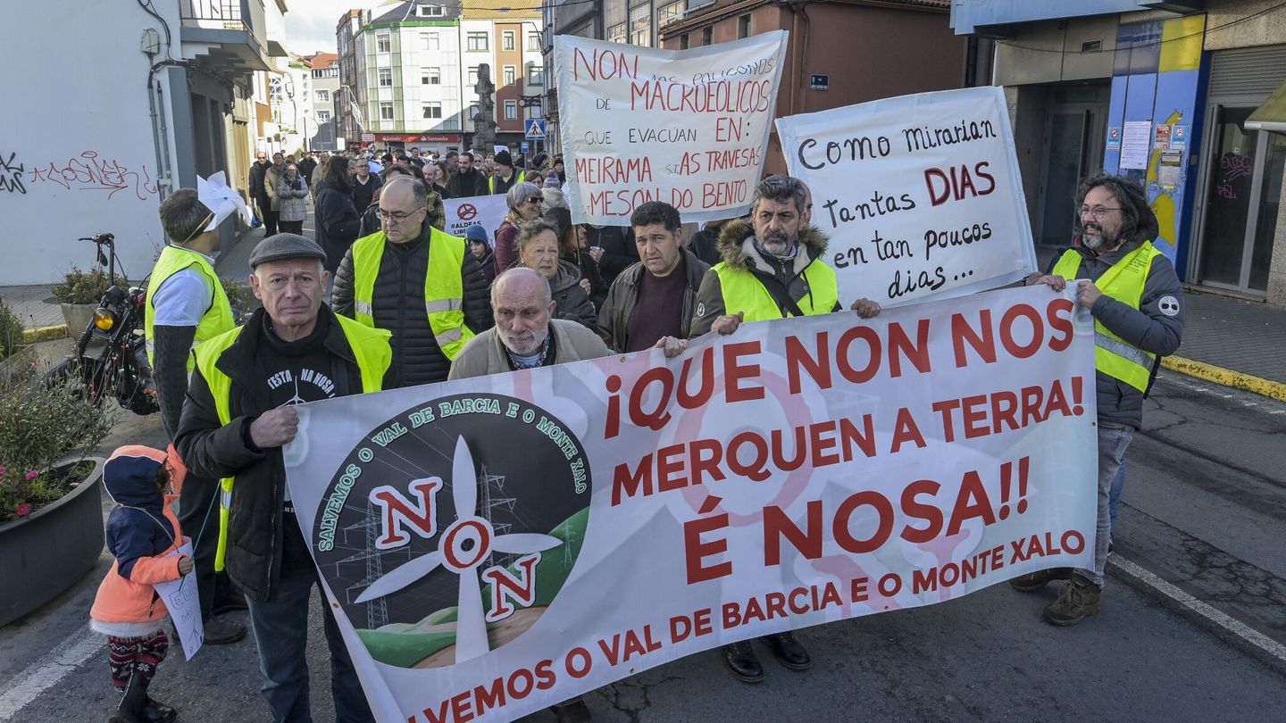 Manifestación en Carral (A Coruña) contra los macropolígonos eólicos. (EFE/M. Fuentes)