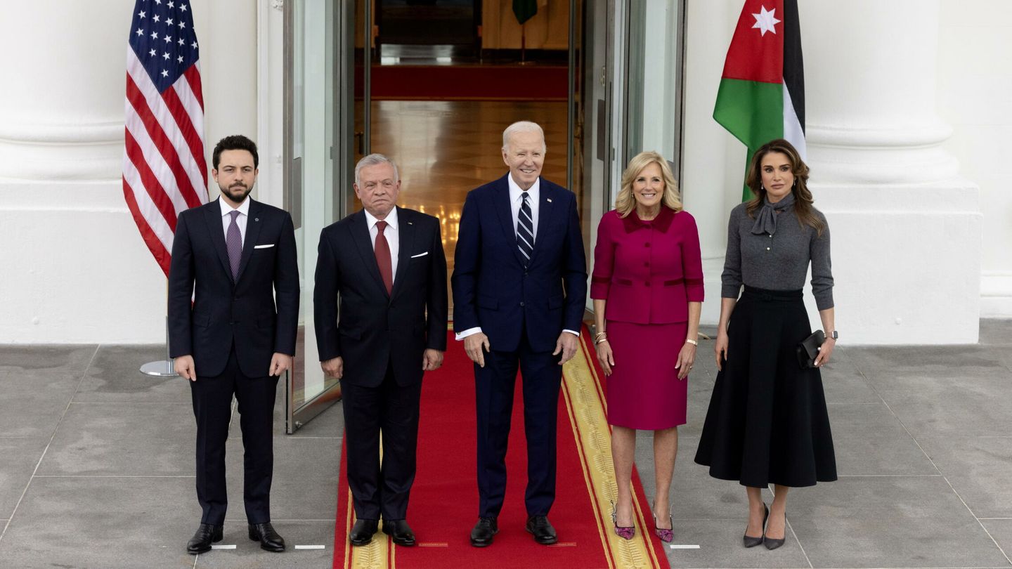 Los Biden recibieron en la Casa Blanca a los reyes de Jordania y el príncipe heredero. (EFE/Michael Reynolds)