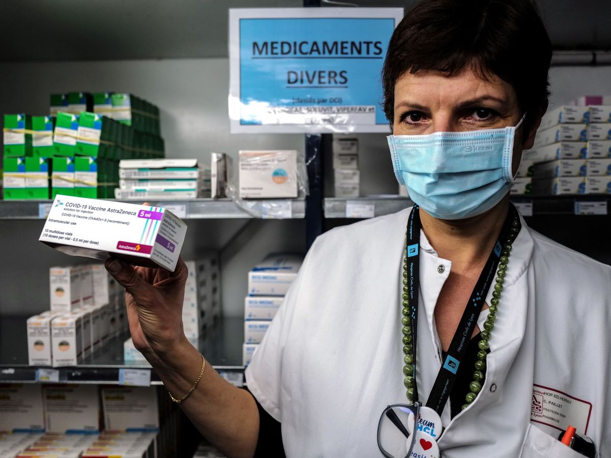 Foto: Una farmacéutica muestra una caja de la vacuna de AstraZeneca en Francia. (EFE)