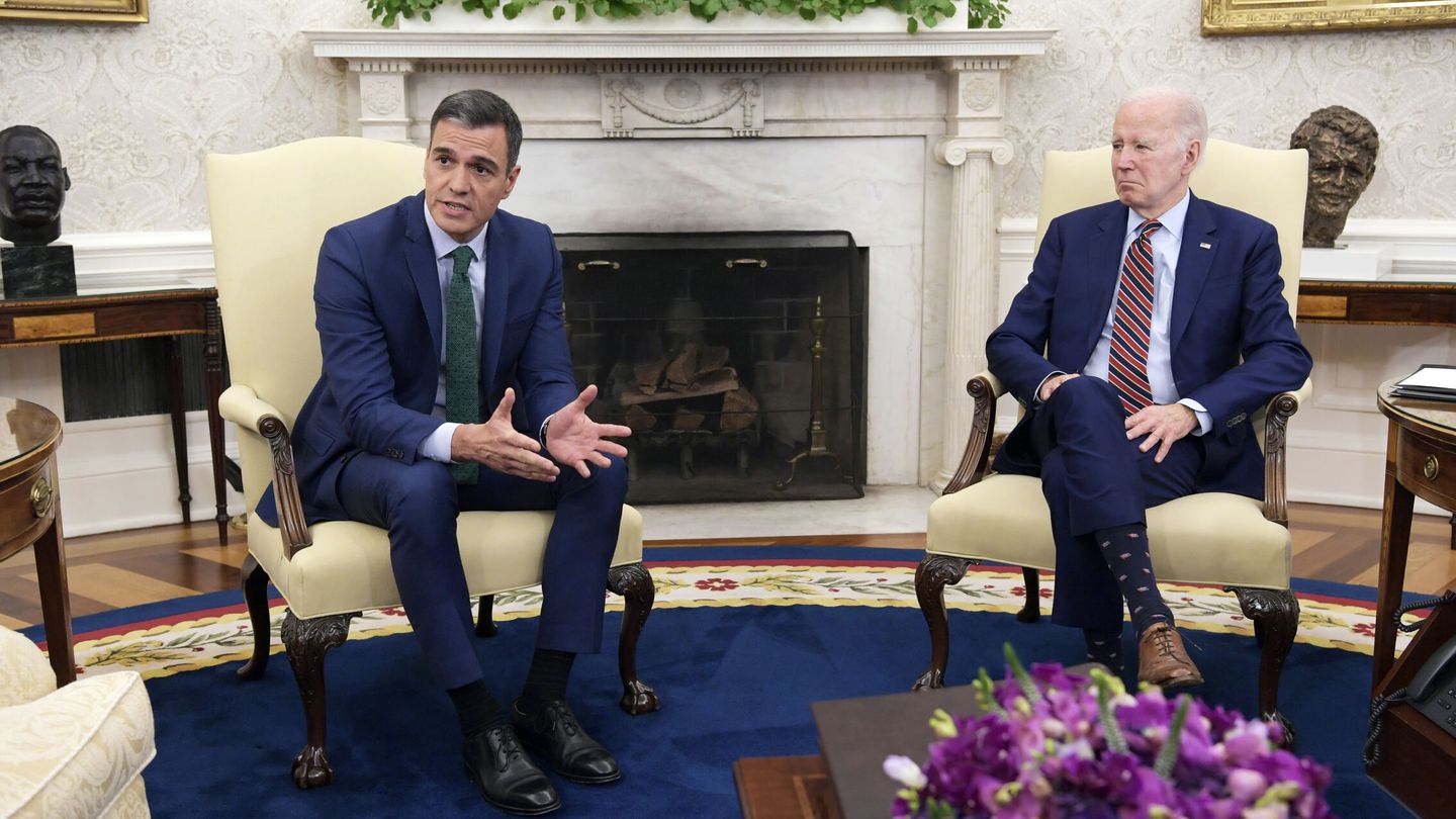 Pedro Sánchez (i), junto al presidente de EEUU, Joe Biden, en la Casa Blanca. (EFE/ Lenin Nolly)