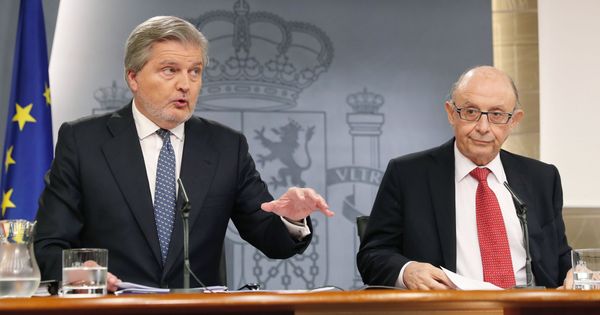 Foto: El ministro de Hacienda, Cristóbal Montoro (d), y el portavoz del Gobierno, Íñigo Méndez de Vigo, durante la rueda de prensa posterior a la reunión del Consejo de Ministros. (EFE)