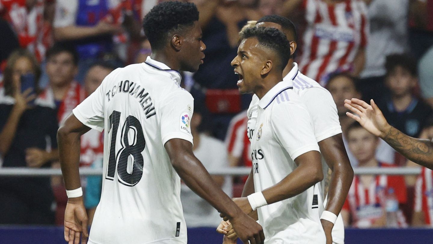 Tchouaméni celebra el gol de Rodrygo en el derbi del Metropolitano. (Reuters/Susana Vera)