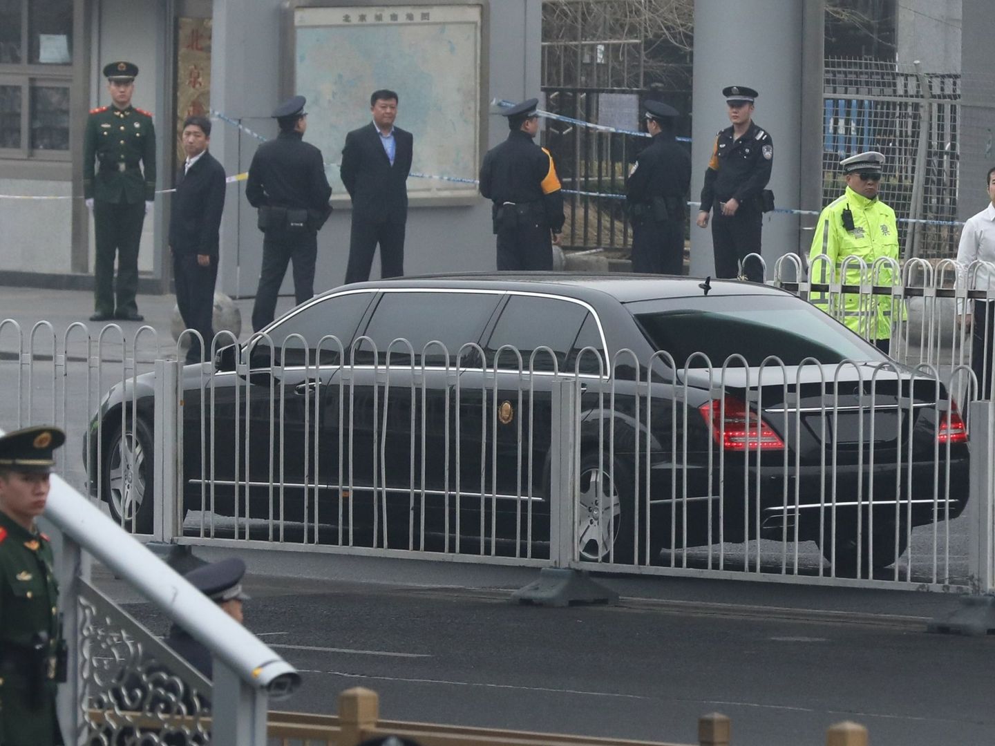 Imagen de la limusina en la que se cree que podría viajar un miembro de una delegación de Corea del Norte, en Pekín, China, el 27 de marzo de 2018. (EFE)
