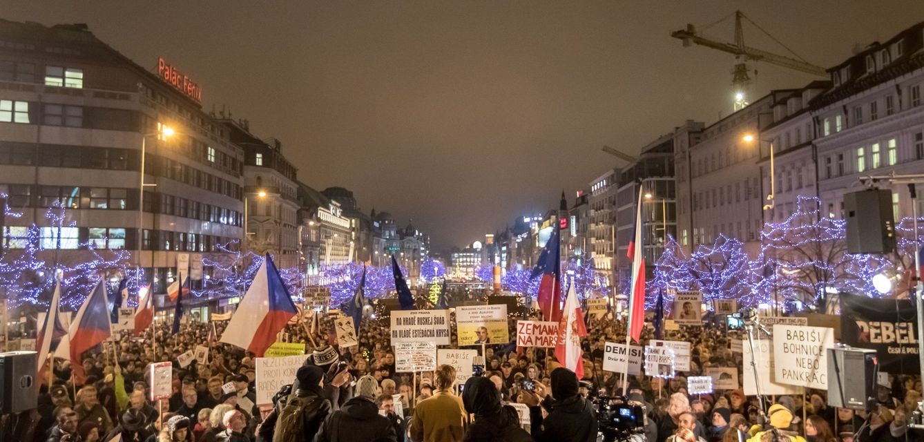 Miles de personas se manifiestan para pedir la dimisión del primer ministro, Andrej Babis, en Praga. (EFE)