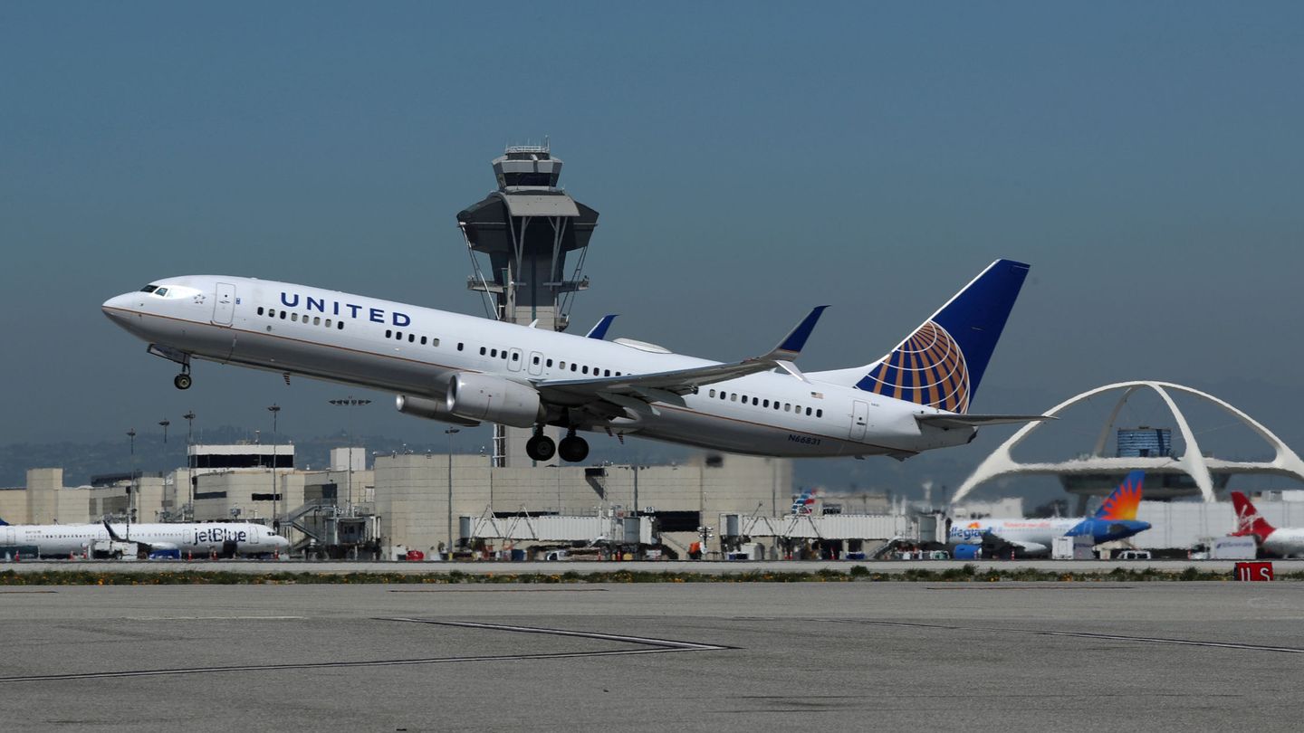 Un Boeing 737-900 de United Airlines en pleno despegue en el Aeropuerto Internacional de Los Ángeles. (Reuters)