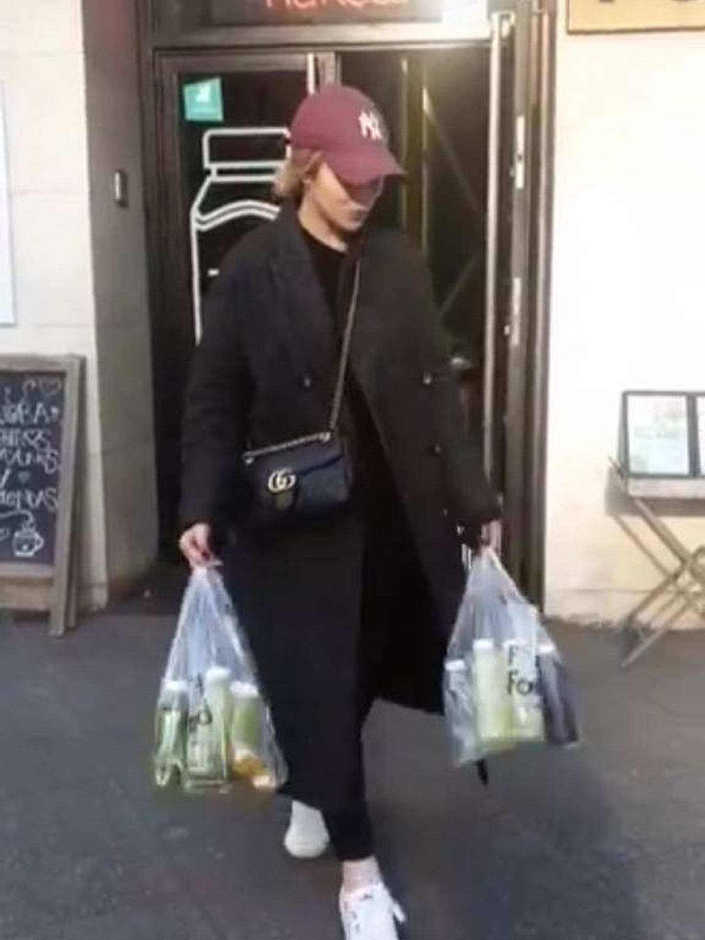 Alba Díaz a las puertas de una de las tiendas Fit Food de Madrid repleta de zumos detox. (Instagram)