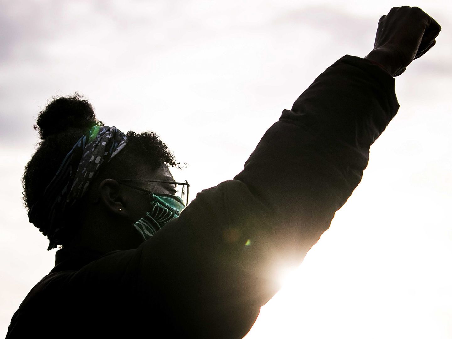 Una mujer levanta el puño por los derechos de los negros. (EFE)