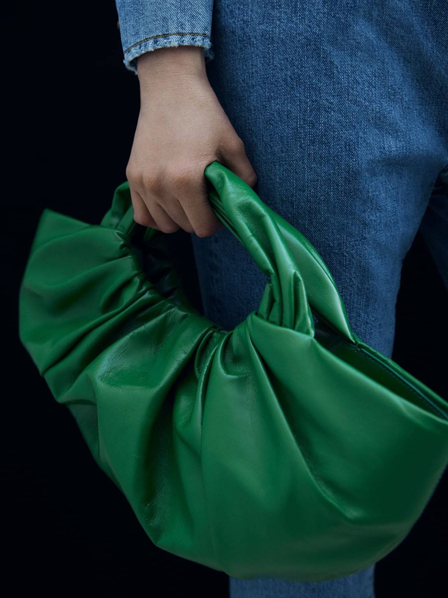Bolso verde de Zara. (Cortesía)