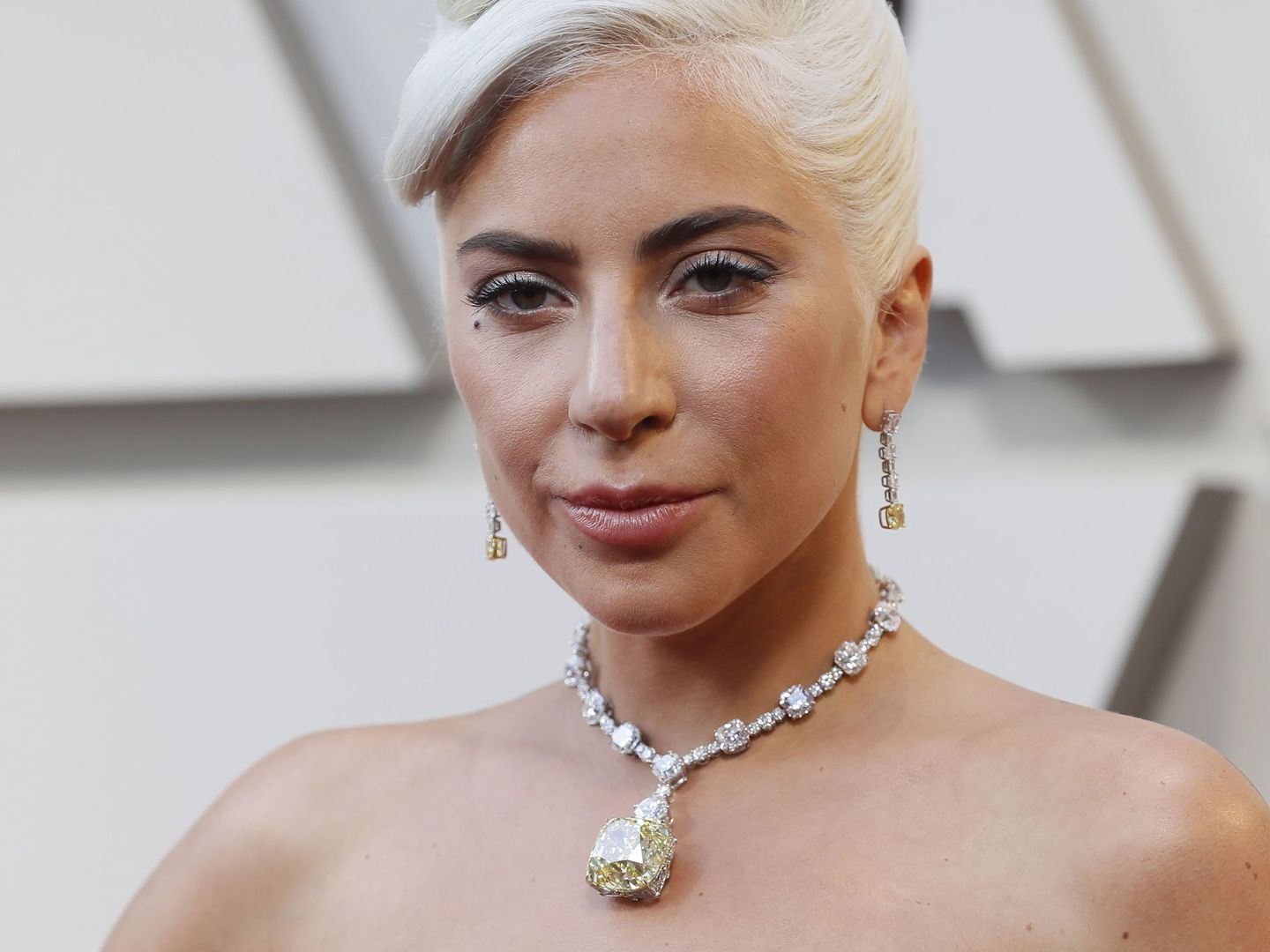 Lady Gaga con el diamante en cuestión.