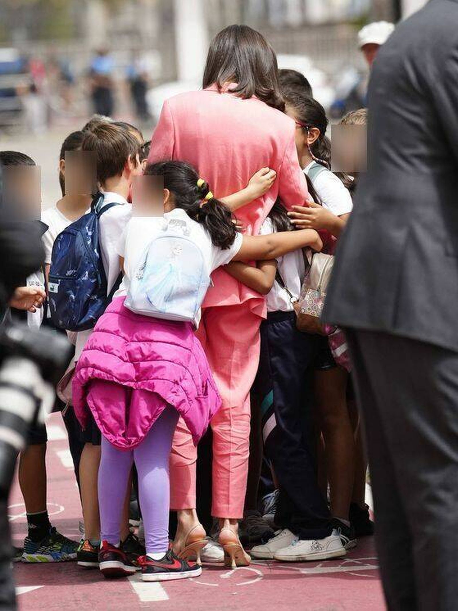 La reina Letizia, rodeada de niños en Canarias. (Limited Pictures)