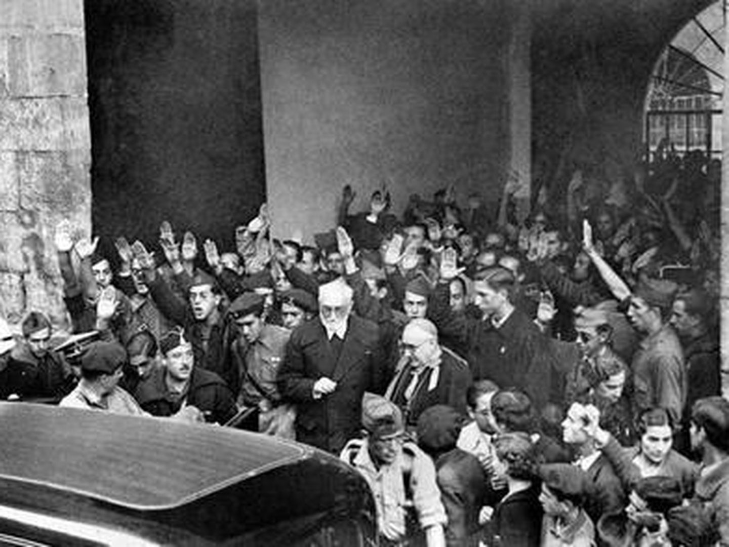 Seguidores de Millán Astray amenazan a Unamuno el 12 de octubre de 1936, a la salida de la Universidad de Salamanca. EFE