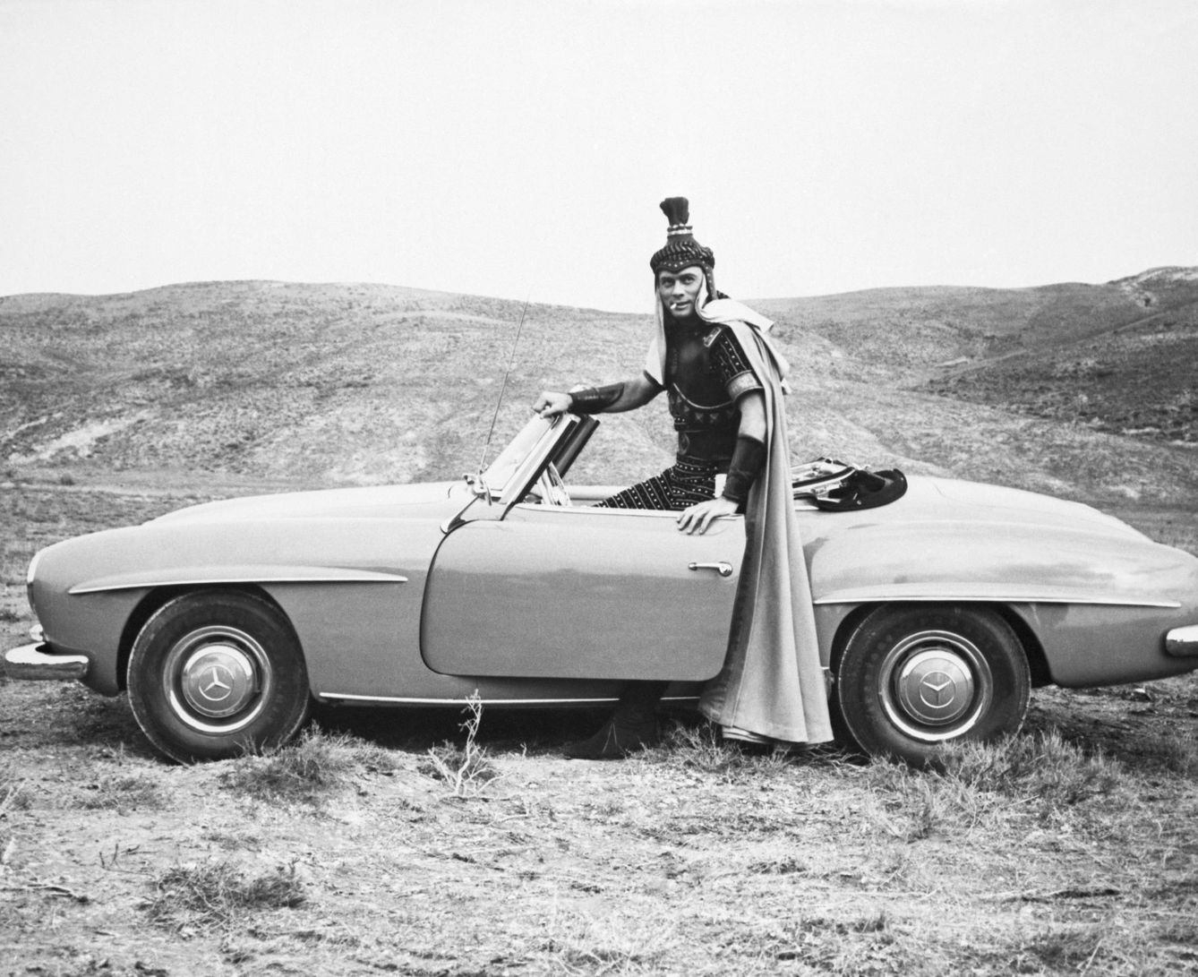 Yul Brynner, caracterizado para la película 'Salomón y la reina de Saba', junto a un Mercedes. (Getty)