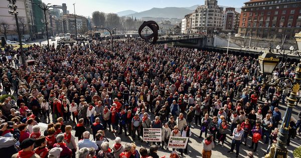 Foto: Pensionistas y jubilados se concentran ante el Ayuntamiento de Bilbao en demanda de pensiones ''dignas''. (EFE)