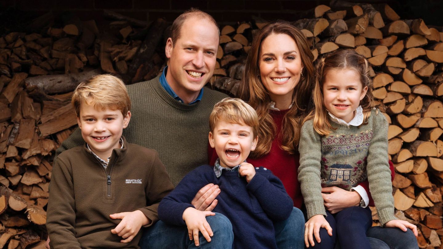 Los duques de Cambridge y sus hijos, George, Charlotte y Louis, en un posado familiar. (EFE)
