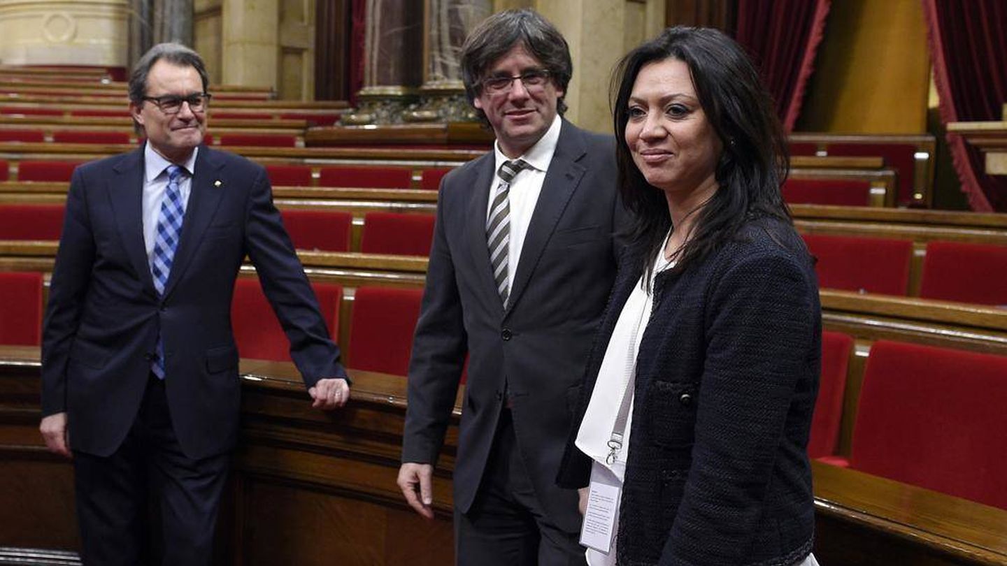 Artur Mas, Carles Puigdemont y su mujer, Marcela Topor. (EFE)