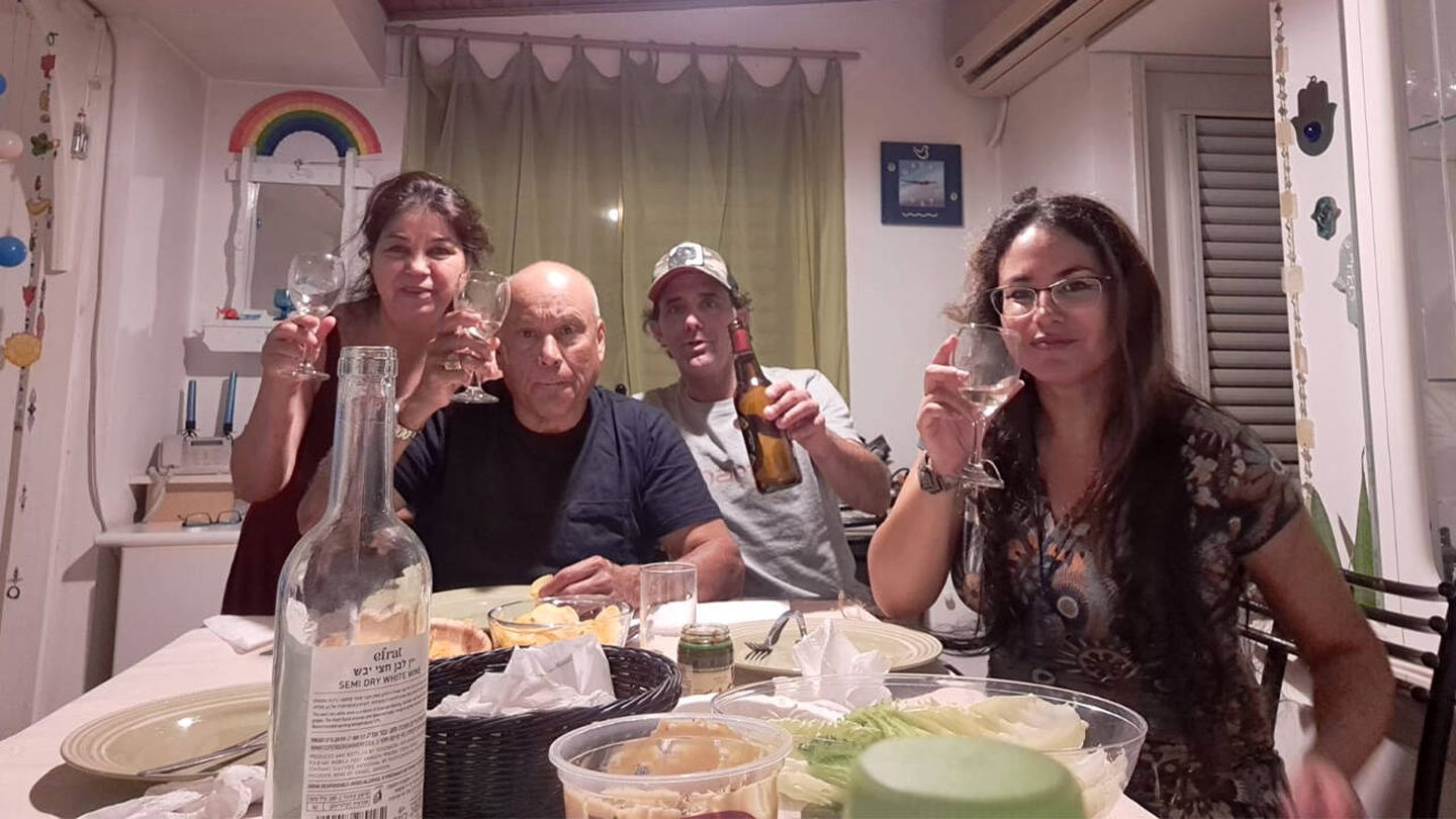 Imagen de Iván y Dafna junto a los padres de ella en Israel. (Cedida por la familia)