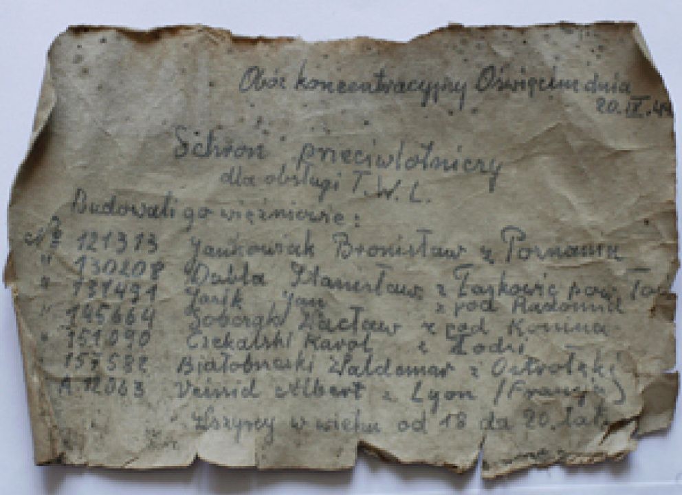 Foto: Encuentran un mensaje dentro de una botella enterrada por prisioneros de Auschwitz