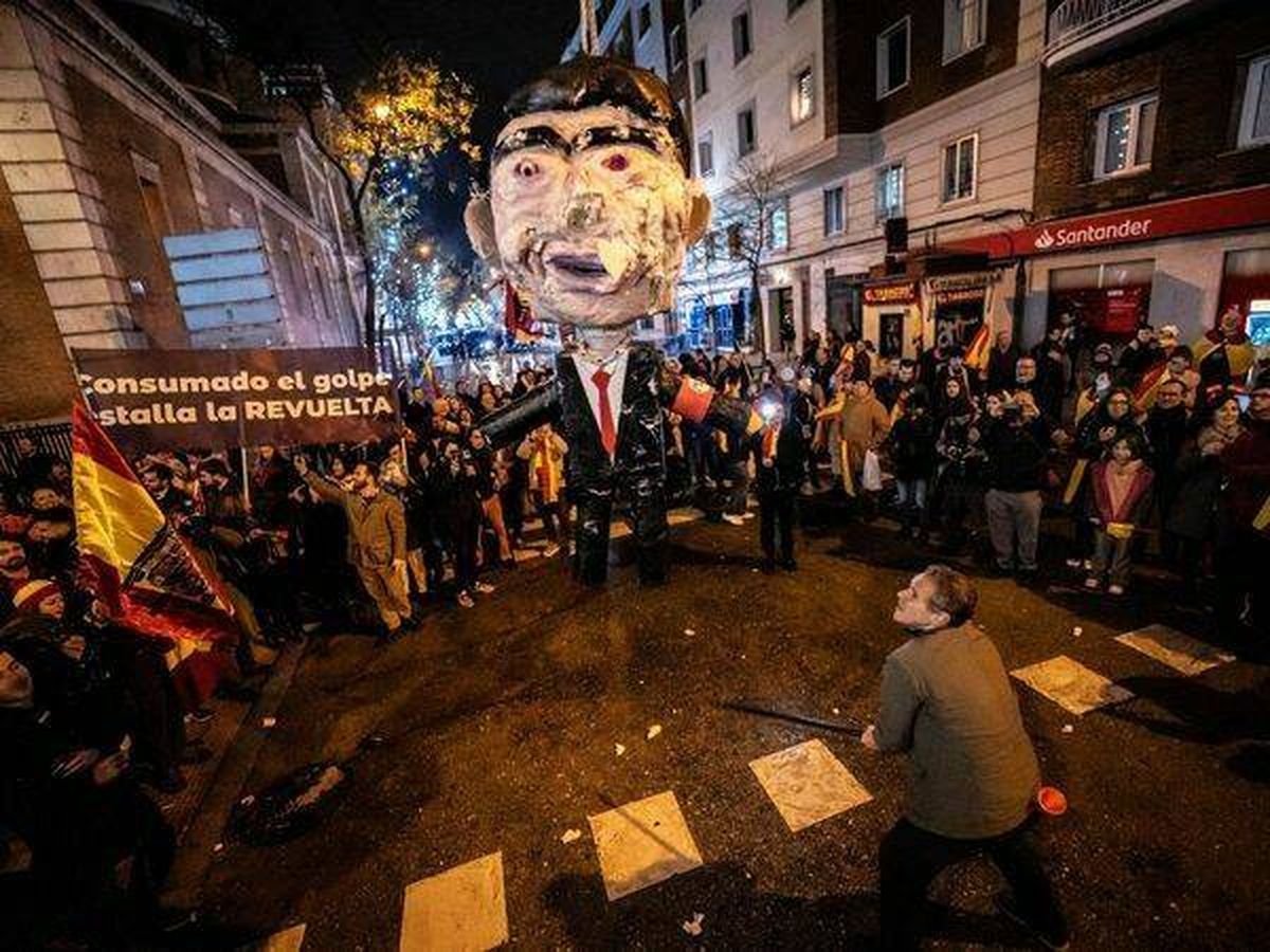 Foto: El muñeco que representaba al presidente, Pedro Sánchez, y fue apaleado esta Nochevieja en la calle Ferraz. (Europa Press/Diego Radamés)