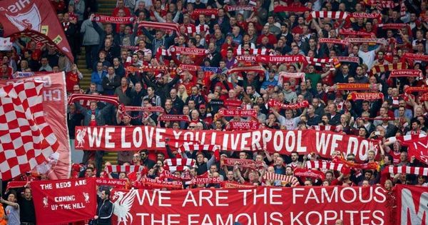 Foto: La afición del Liverpool canta el himno antes de un partido