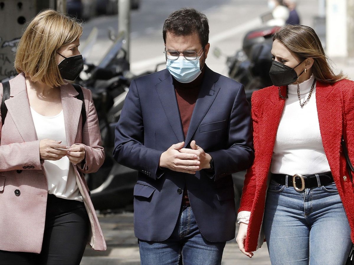 Foto: El candidato de ERC a la presidencia de la Generalitat, Pere Aragonés, acompañado por la diputada Raquel Sans Guerra (i) y por su esposa, Janina Juli (d). (EFE)