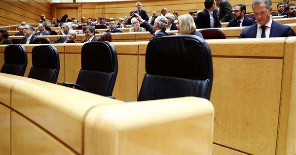 Foto: Vista de los asientos vacíos del Gobierno en el Senado. (EFE)