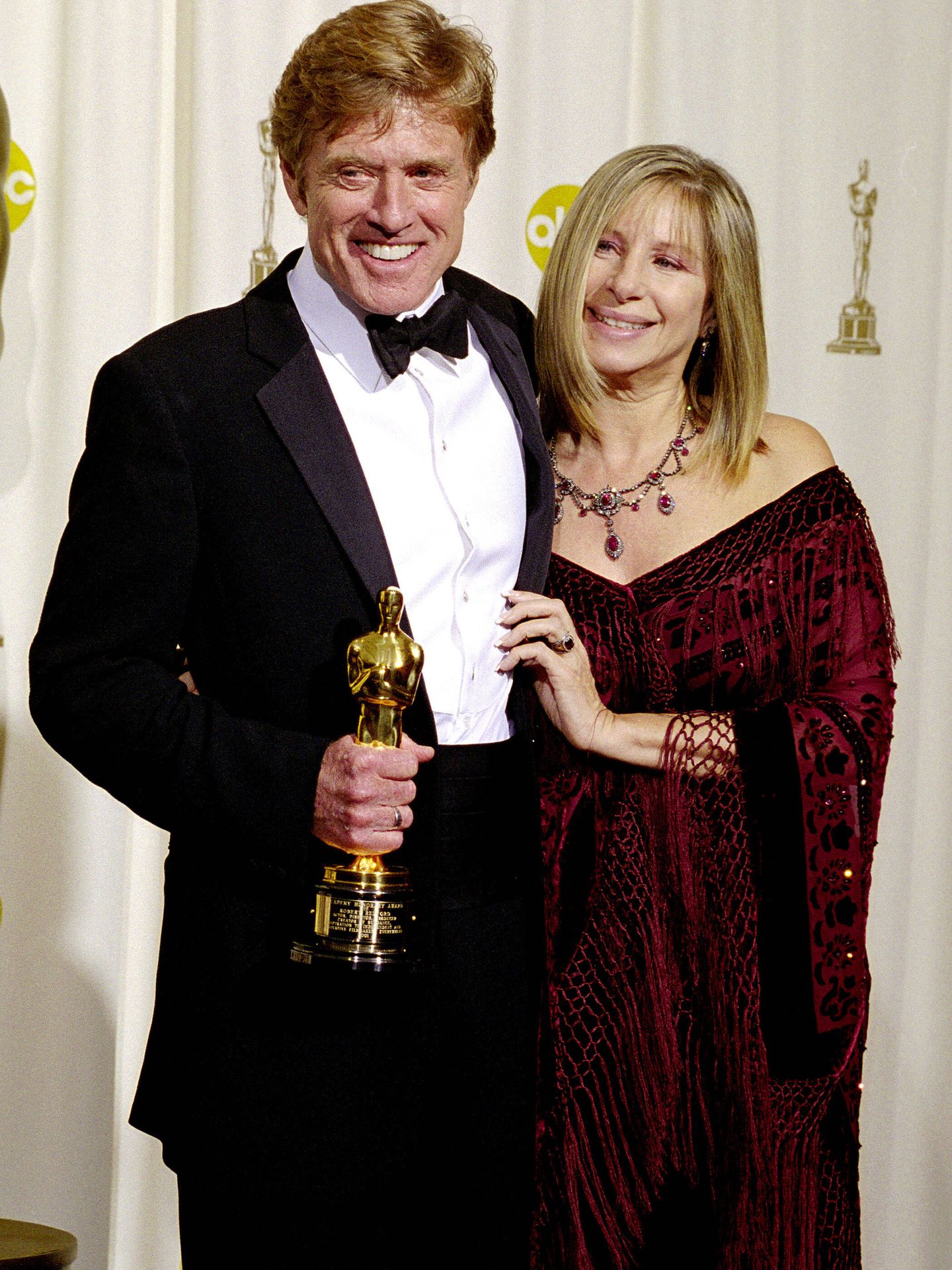  Robert Redford y Barbra Streisand, en los Oscar de 2002. (Columbia) 
