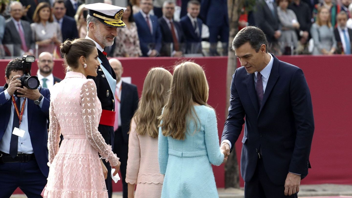La princesa Leonor y la infanta Sofía, junto a los Reyes, saludan a Pedro Sánchez. (EFE/Ballesteros)