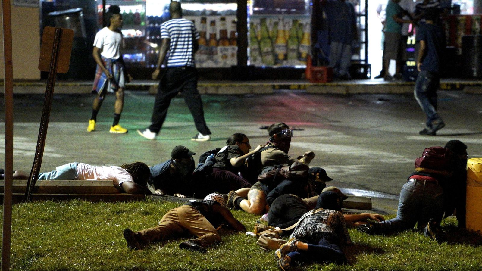 Foto: Disparos durante el aniversario de la muerte del joven negro en Ferguson (REUTERS)