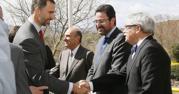Foto: Felipe VI, con el presidente del comité de auditoría de Endesa, Miquel Roca (2i), y el entonces presidente del Consejo Asesor de Endesa en Cataluña, David Madí (2d). (EFE)