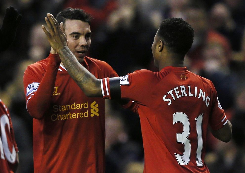 Foto: Sterling se saluda con iago aspas tras un gol del Liverpool la pasada temporada.