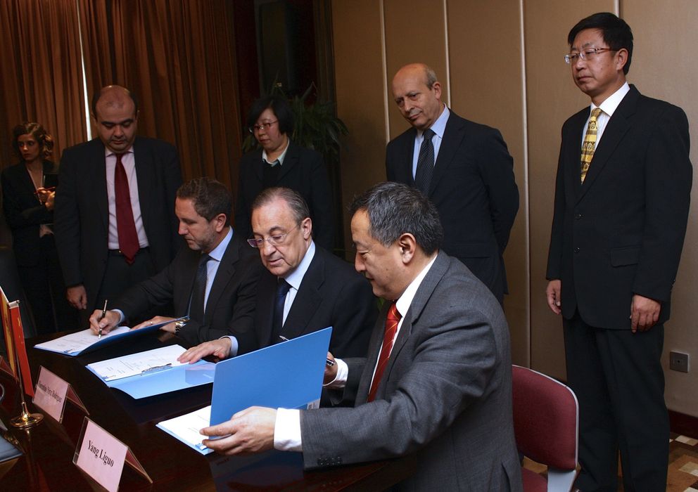 Foto: Florentino firma un acuerdo para apoyar a las autoridades educativas de China en la formación futbolística de niños chinos (EFE).