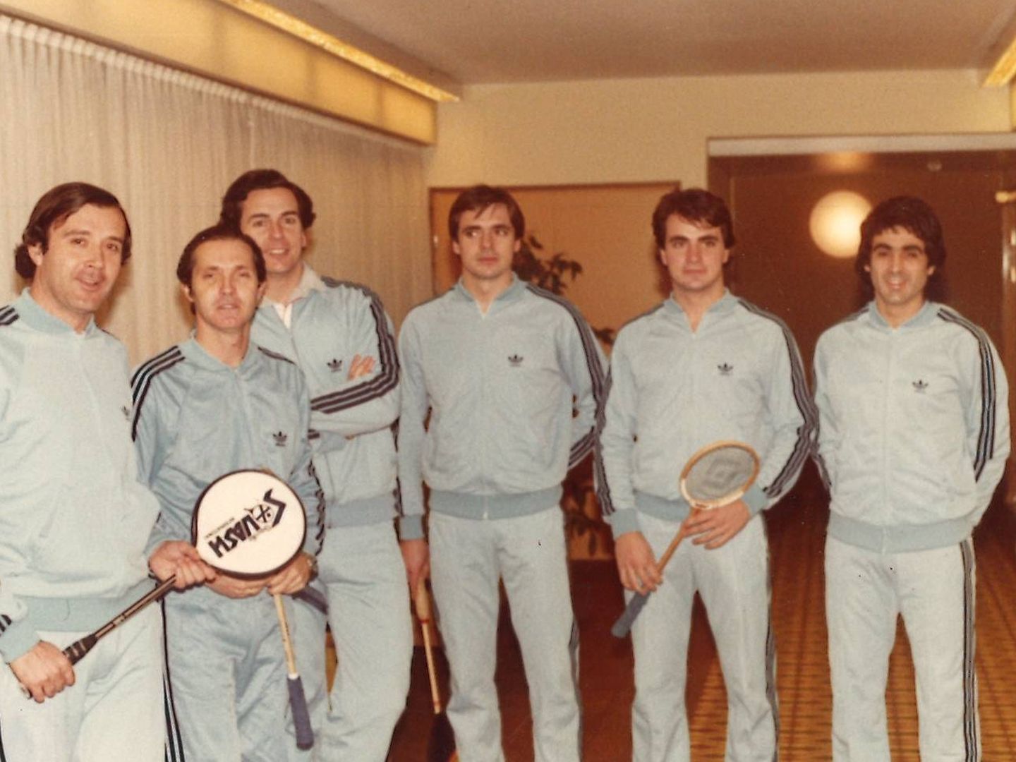 Uno de los primeros equipos españoles de squash, con Carlos Sainz entre sus integrantes (segundo por la derecha). (Foto cedida por Concha Galatas)