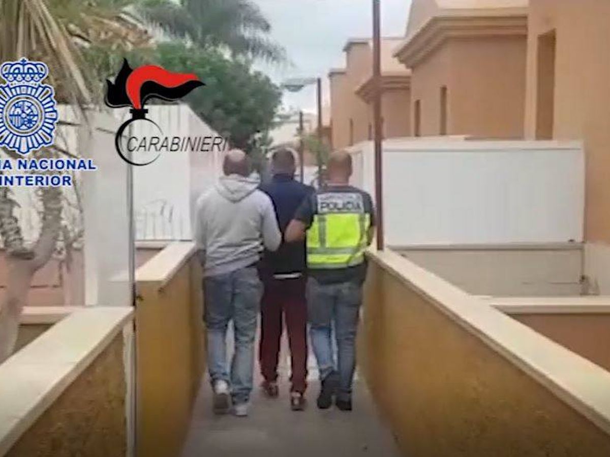 Foto: Momento de la detención del presunto criminal a las puertas de su domicilio en Maspalomas. (Policía Nacional)