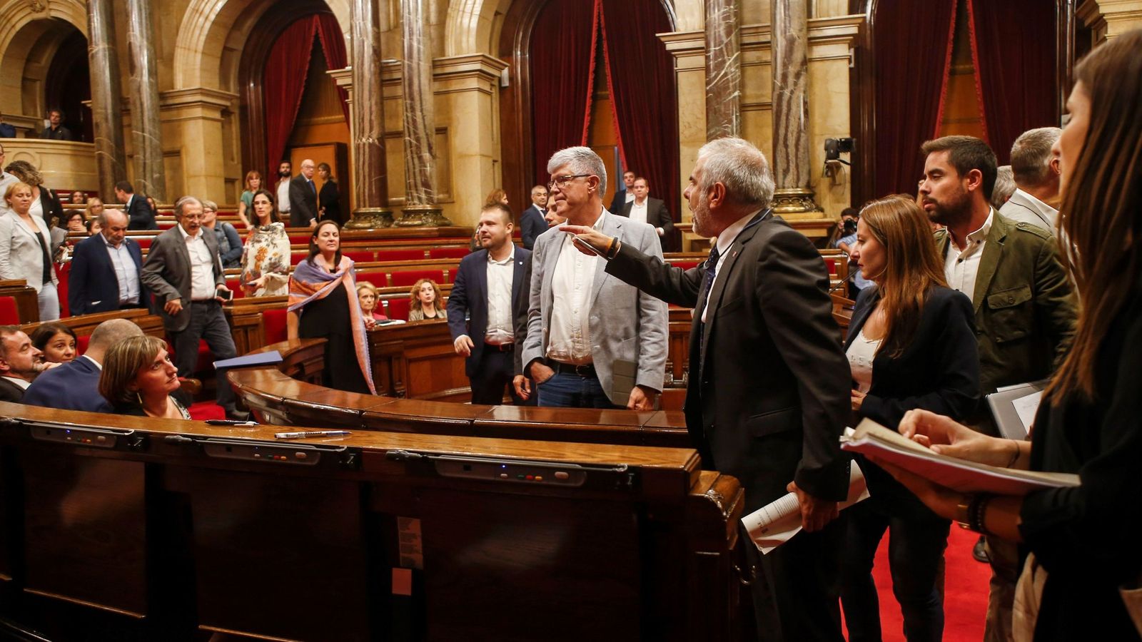 Foto: El diputado de Cs Carlos Carrizosa abandona el pleno tras ser expulsado y se dirige a la bancada independentista, este 26 de septiembre en el Parlament. (EFE)
