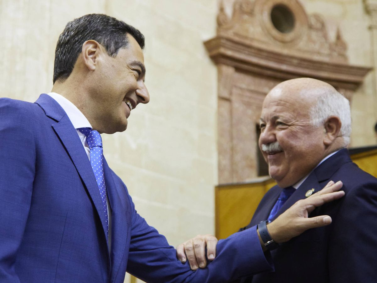 Foto: Juanma Moreno saluda al presidente del Parlamento andaluz, Jesús Aguirre. (Parlamento de Andalucía)