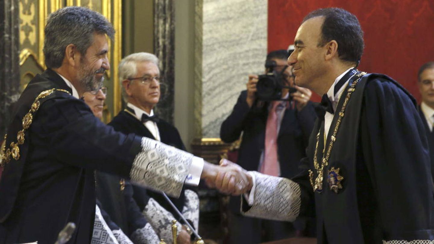 A la derecha, el próximo presidente del CGPJ, Manuel Marchena, da la mano a su antecesor Carlos Lesmes. (EFE) 